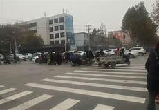 车撞马路牙子砰一声